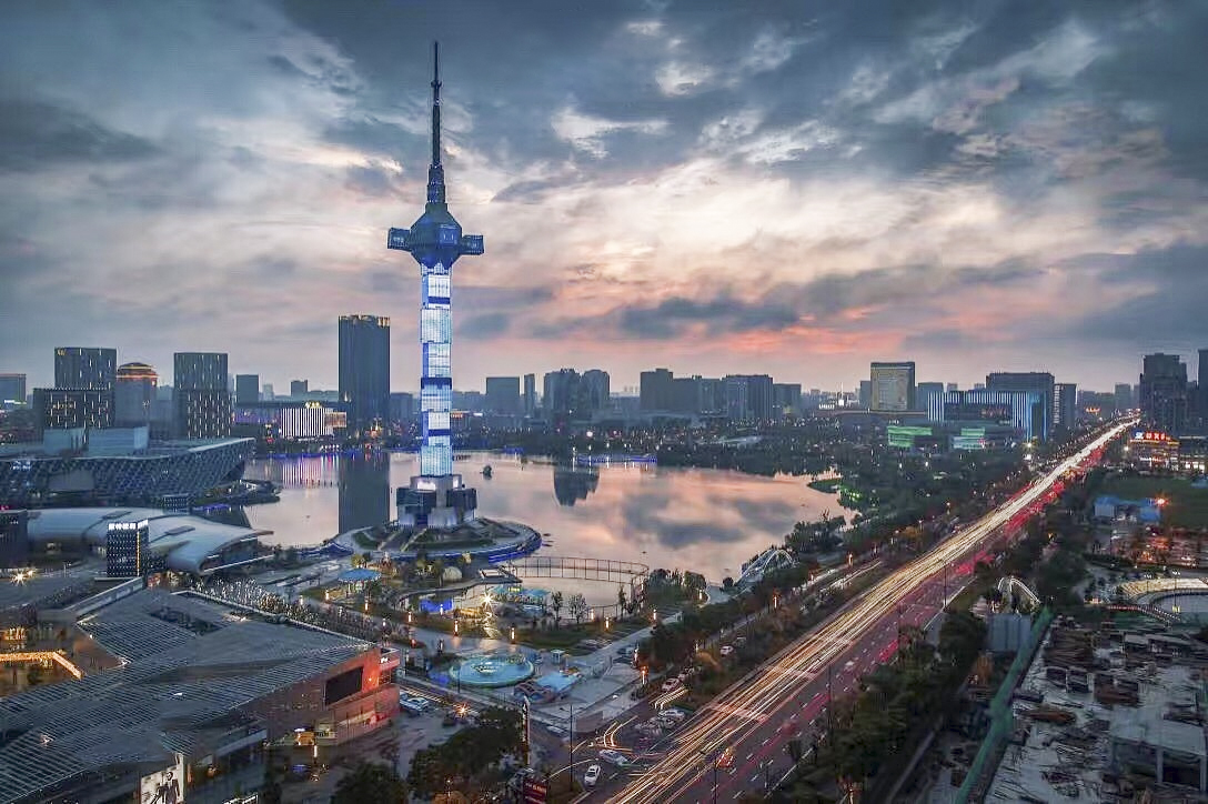 江南水乡风情，江苏乡村服饰秀映衬金黄稻田